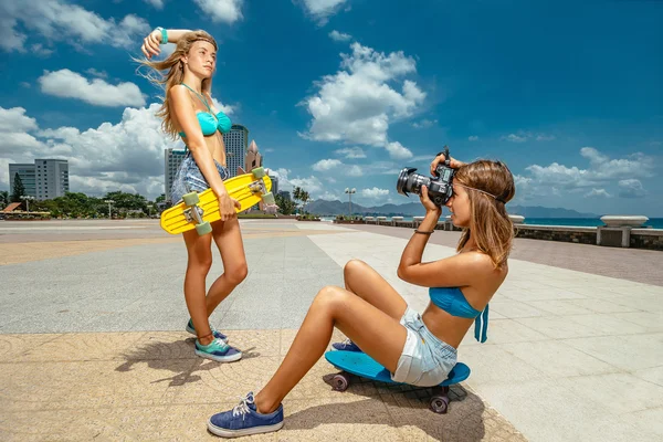 Two girls with skateboards — Stock Photo, Image