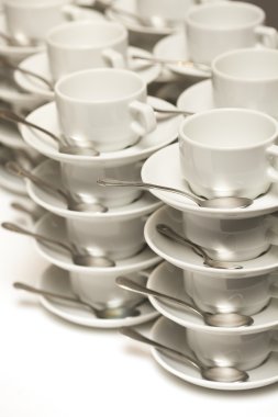 Çay kaşığı ile boş çay bardaklarından yığılmış 