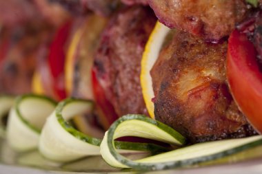 Domates ve limon dilimleri ile Fırında Balık