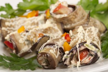 Fırında patlıcan dolması domates rulo