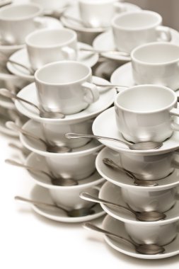 Çay kaşığı ile boş çay bardaklarından yığılmış 