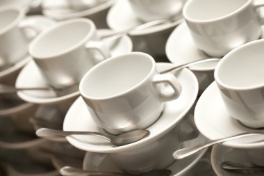 Çay kaşığı ile boş çay bardaklarından yığılmış 