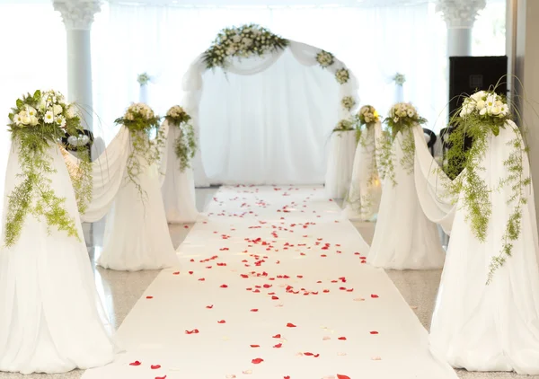 Estrada de casamento com pétala de rosa — Fotografia de Stock