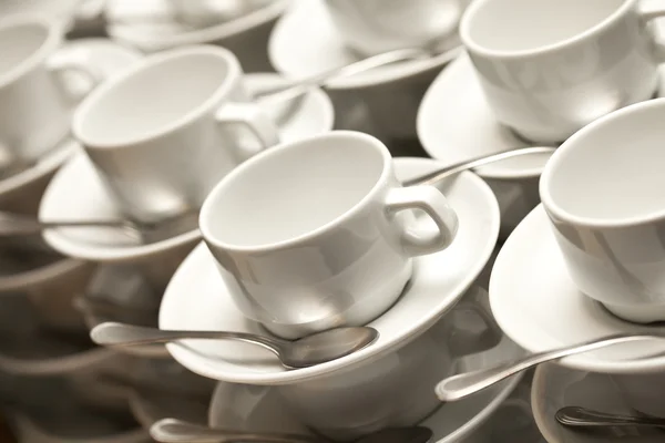 Chávenas vazias empilhadas com colheres de chá — Fotografia de Stock