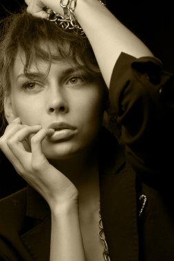 Zincirleri ile siyah ceket giyen kadın