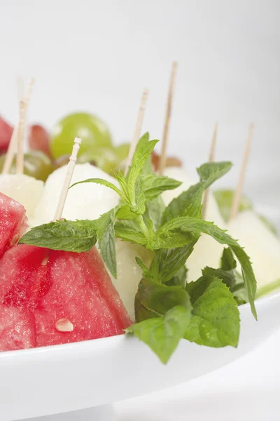 Scheiben mit köstlichen Früchten — Stockfoto