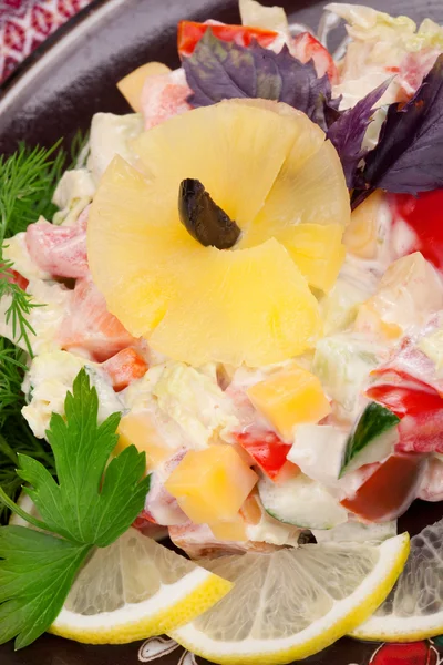 Gesunder Salat unter Sahnesoße — Stockfoto