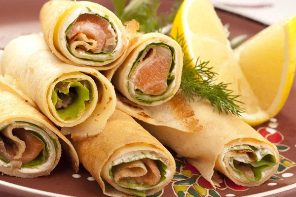 Russian pancakes with salmon — Stock Photo, Image