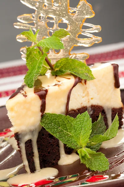 Chocolate cheesecake with caramel crust — Stock Photo, Image