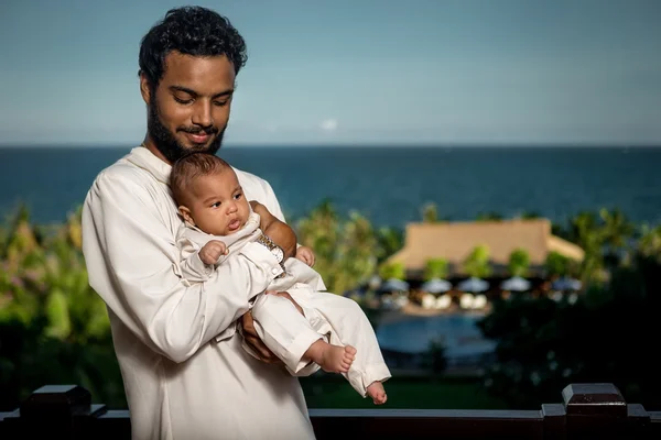 Padre joven con bebé recién nacido — Foto de Stock