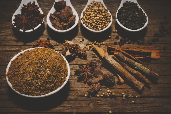 Vários seasonings para cozinhar em colheres de madeira — Fotografia de Stock