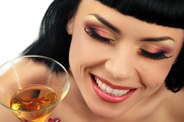 Женщина со стаканом коктейля — стоковое фото