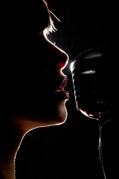 Singer woman with microphone — Stock Photo, Image