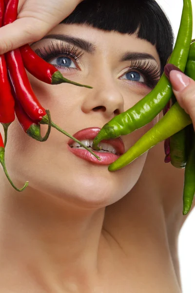 Señora sosteniendo chiles picantes —  Fotos de Stock