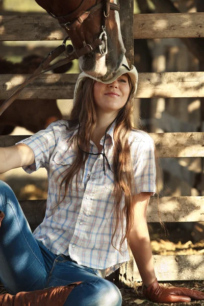 Fiatal Cowgirl ló — Stock Fotó