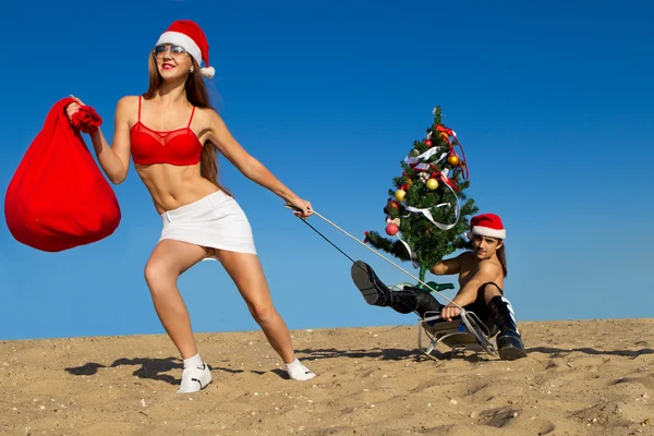 Helper Santa ciągnąc Santa Beach — Zdjęcie stockowe