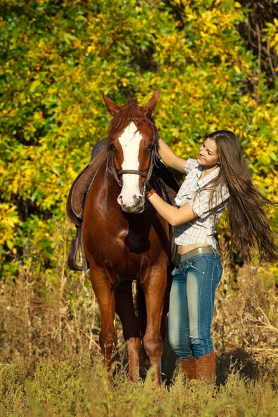 Bella ragazza con cavallo — Foto Stock