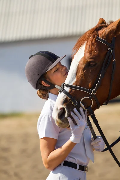 Jóquei feminino com cavalo puro — Fotografia de Stock