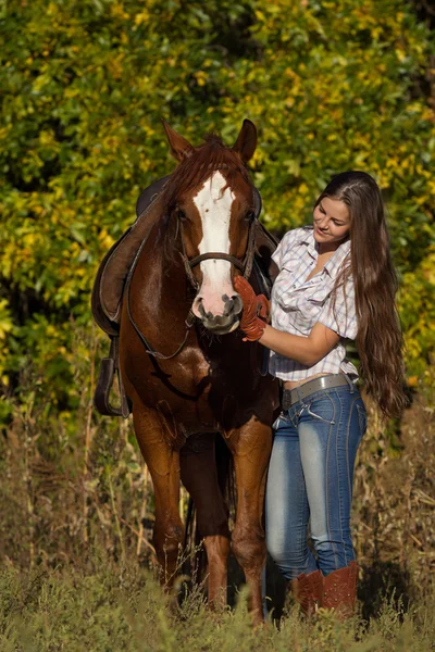 Piękna dziewczyna z koniem — Zdjęcie stockowe