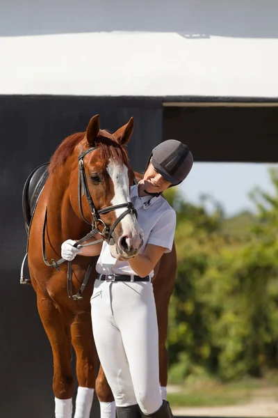 Vrouwelijke jockey met rasechte paard — Stockfoto