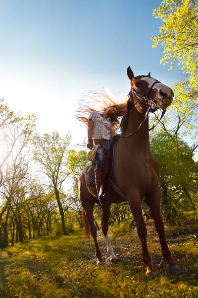 田舎の少女乗馬馬 — ストック写真