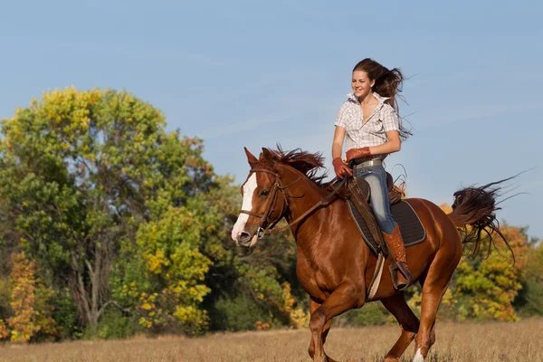Menina equitação cavalo no campo de outono — Fotografia de Stock