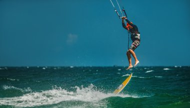 adam Kitesurfing mavi denizi