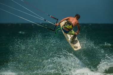 adam Kitesurfing mavi denizi