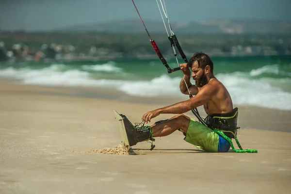 Hombre Kitesurf en mar azul — Foto de Stock