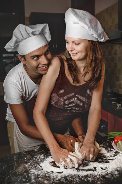 Junges gemischtes Paar kocht Abendessen — Stockfoto