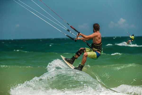 Άνθρωπος Kitesurfing στα γαλάζια νερά — Φωτογραφία Αρχείου