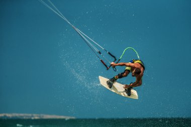 adam Kitesurfing mavi denizi