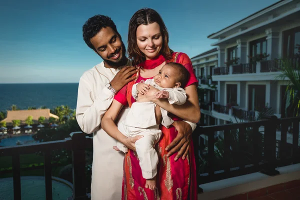 Familia de raza mixta con bebé recién nacido — Foto de Stock