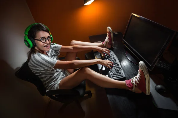 Gamer menina jogando com computador — Fotografia de Stock