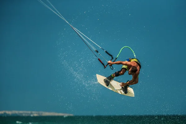 Adam Kitesurfing mavi denizi — Stok fotoğraf