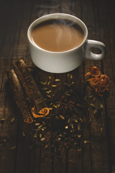 Beker van hete thee met melk — Stockfoto