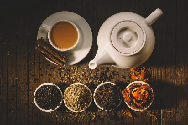 Teiera e tazza di tè caldo Foto Stock
