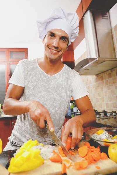 Man cooking dinner — Stock Photo, Image