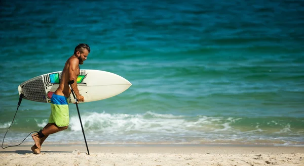 Lame man with surfboard — Stock Photo, Image