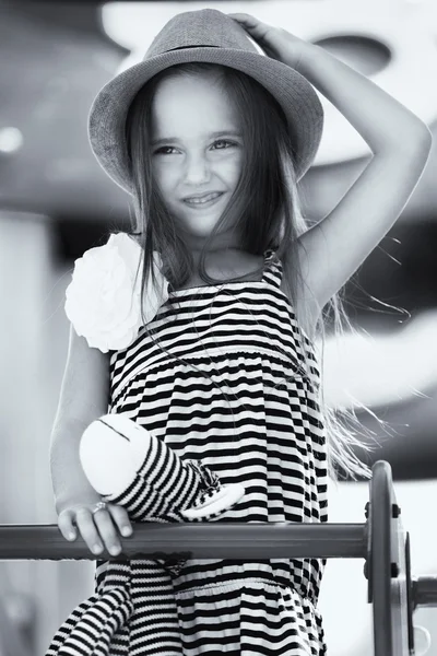 Pequena menina sorridente em chapéu — Fotografia de Stock