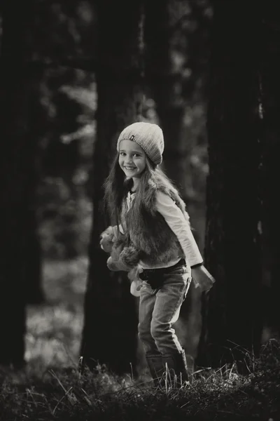 Niña jugando en el bosque — Foto de Stock