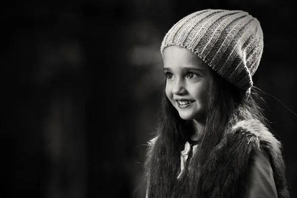 Pequena menina sorridente em chapéu — Fotografia de Stock