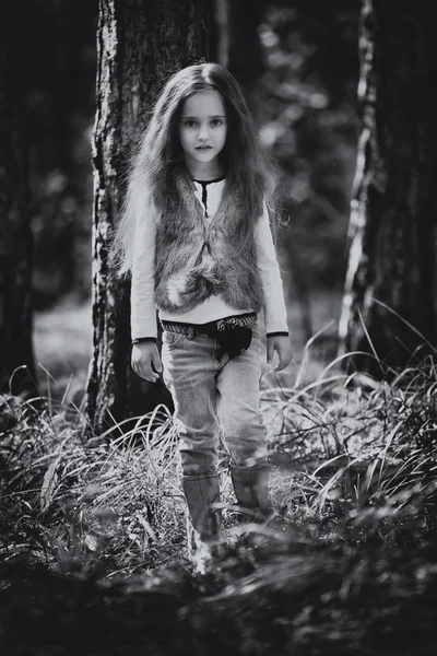 Chica con el pelo largo en el bosque — Foto de Stock