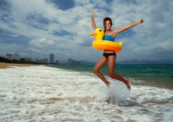 Menina com lifebuoy amarelo — Fotografia de Stock