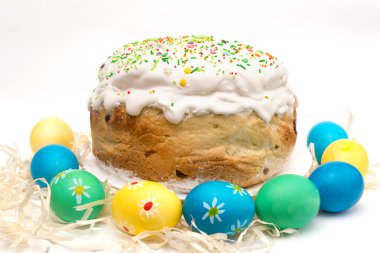 Beyaz arka planda paskalya yumurtaları