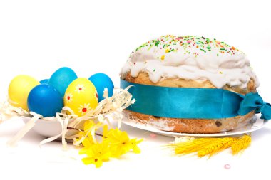 Beyaz arka planda paskalya yumurtaları