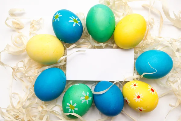 Huevos de Pascua sobre un fondo blanco —  Fotos de Stock