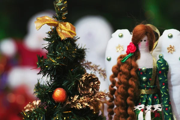 Juguetes cerca del árbol de Navidad — Foto de Stock