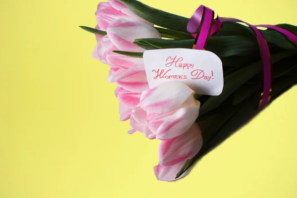 Tulpen und Glückwünsche zum 8. März — Stockfoto