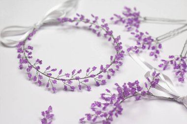 Beyaz bir arka planda mor saç bandı ve saç telleri.